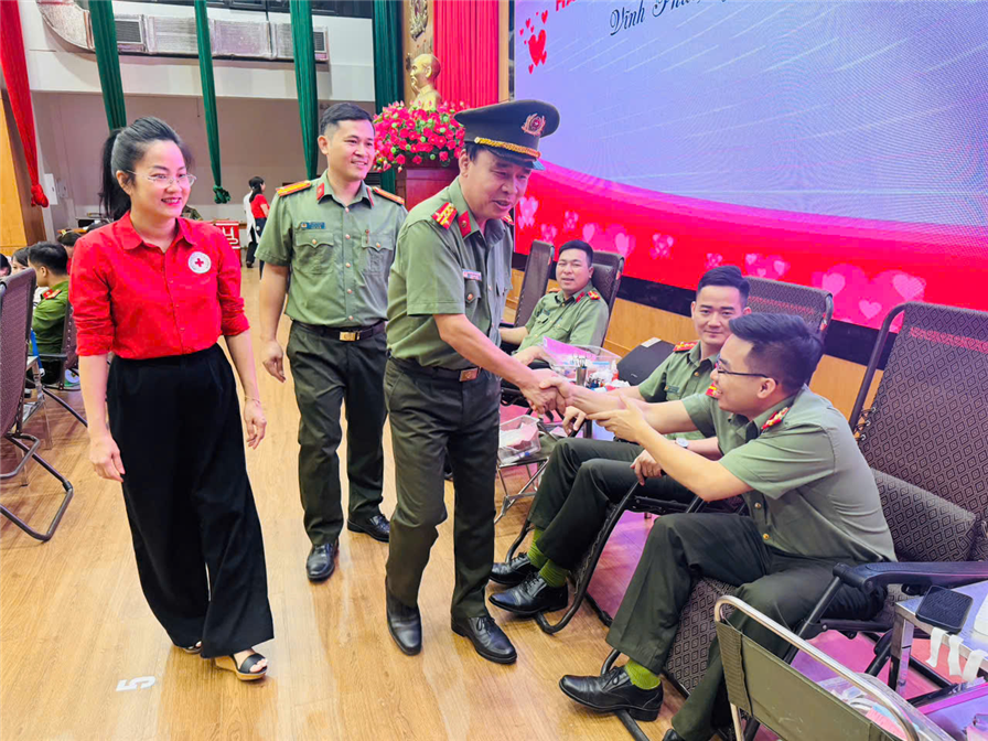 Cán bộ, chiến sĩ tham gia hiến máu tình nguyện.