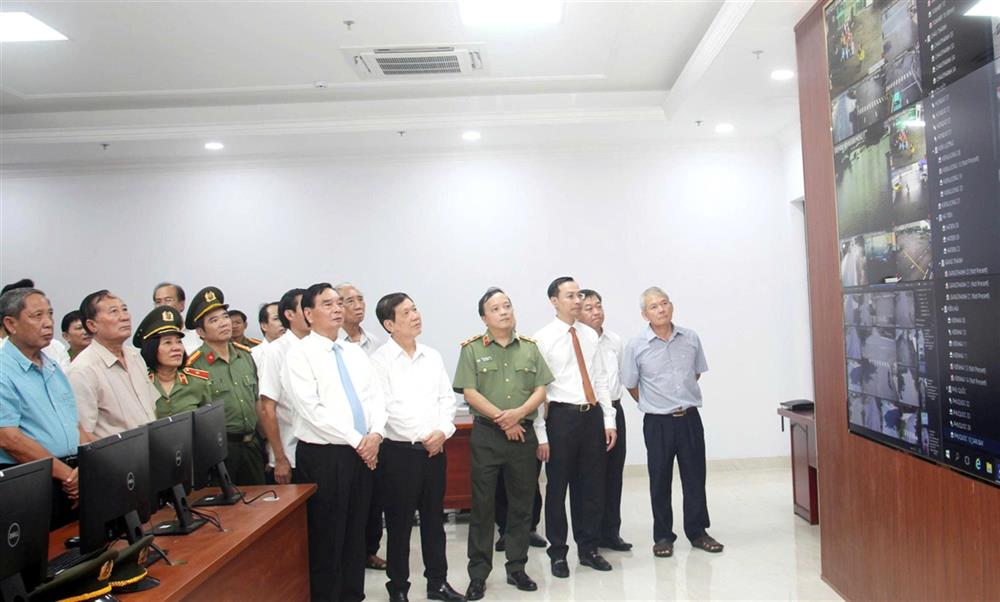 Các đại biểu thăm quan trụ sở làm việc mới của Công an tỉnh Kiên Giang.