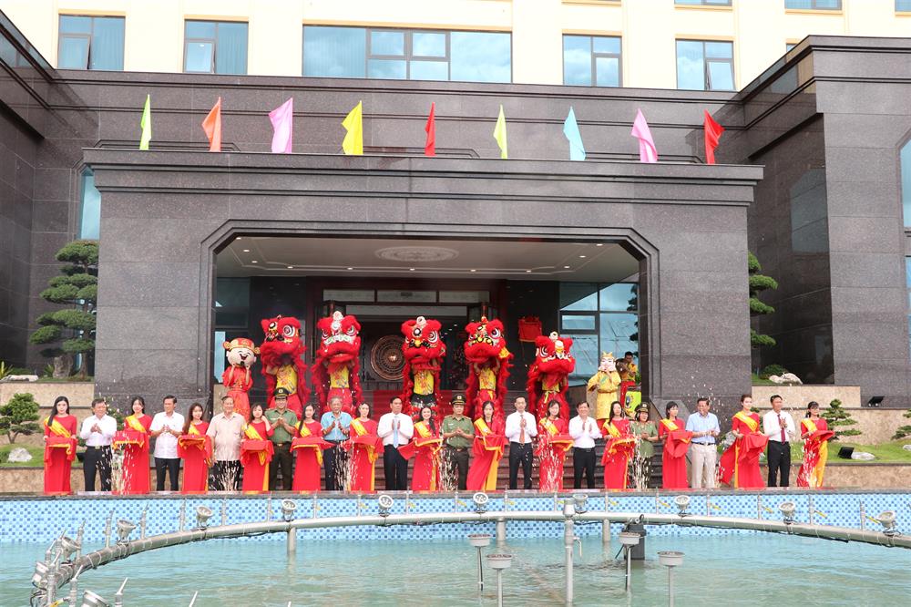 Các đại biểu thực hiện nghi thức cắt băng khánh thành trụ sở làm việc Công an tỉnh Kiên Giang.