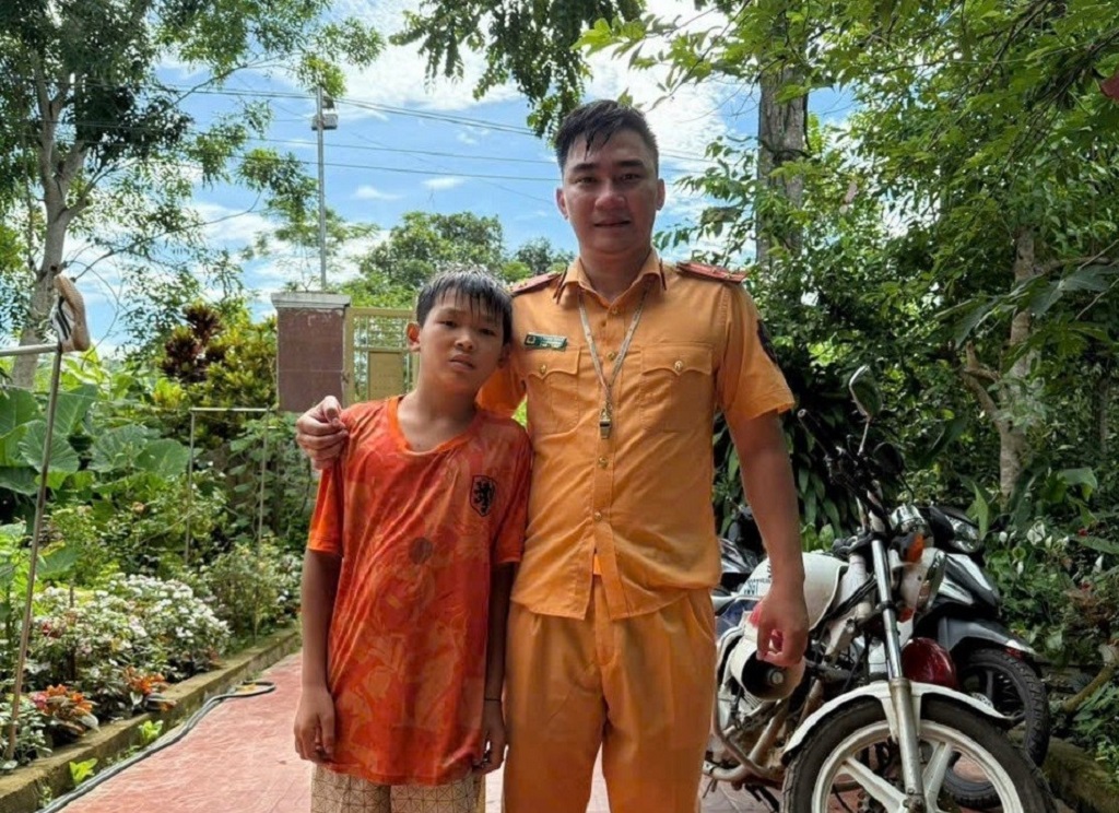 Thượng úy Tạ Quang Quyết và cháu bé Lô Minh Mẫn đã an toàn sau khi được sơ cứu.