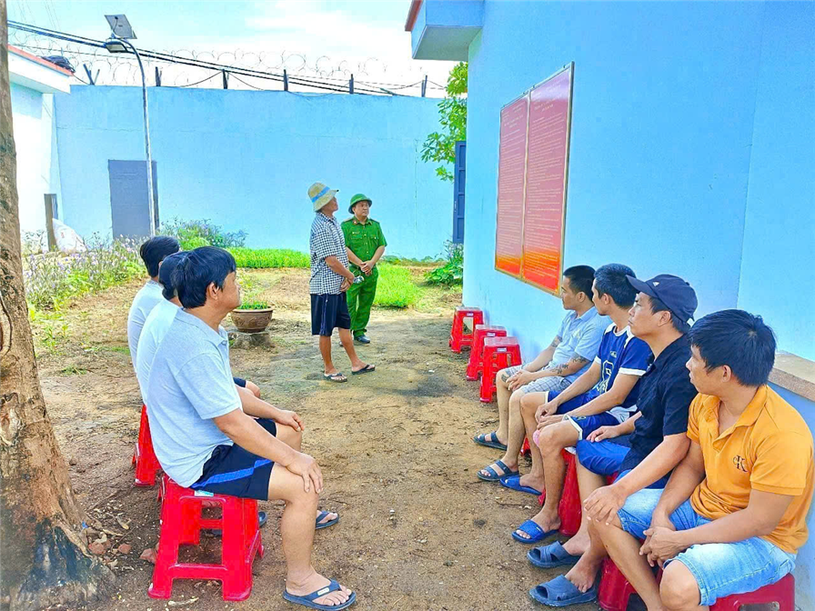 Tổ chức cho người cai nghiện học tập nội quy cơ sở cai nghiện.