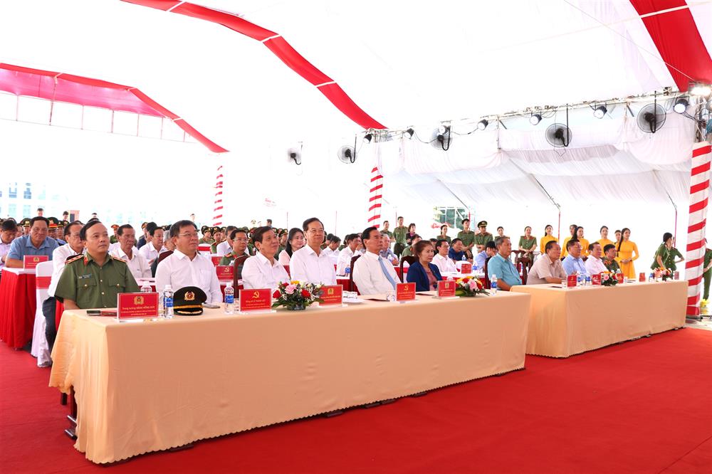 Các đại biểu dự Lễ khánh thành trụ sở làm việc Công an tỉnh Kiên Giang.