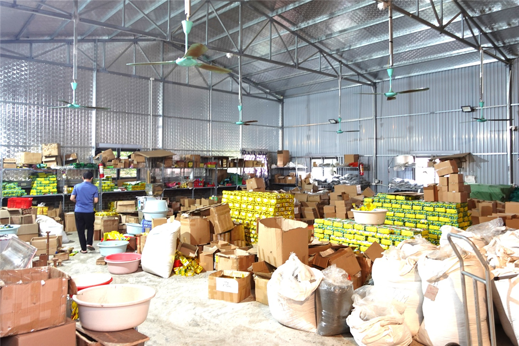 Cơ quan Công an khám xét cơ sở sản xuất chè của Đinh Văn Vương tại huyện Yên Khánh, tỉnh Ninh Bình.