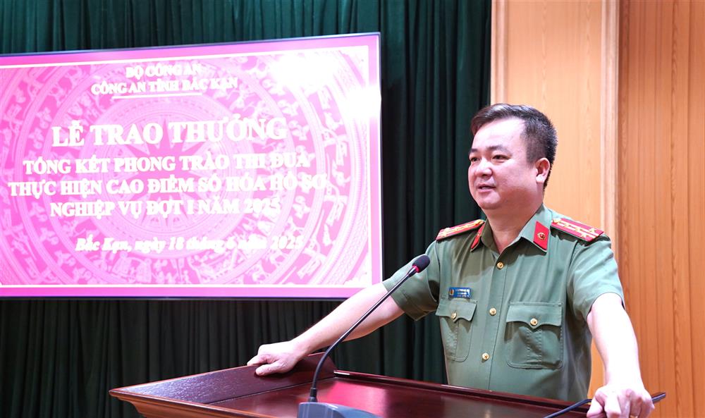 Đại tá Thăng Quang Huy, Phó Giám đốc Công an tỉnh biểu dương, ghi nhận những thành tích của lực lượng hồ sơ trong đợt cao điểm.