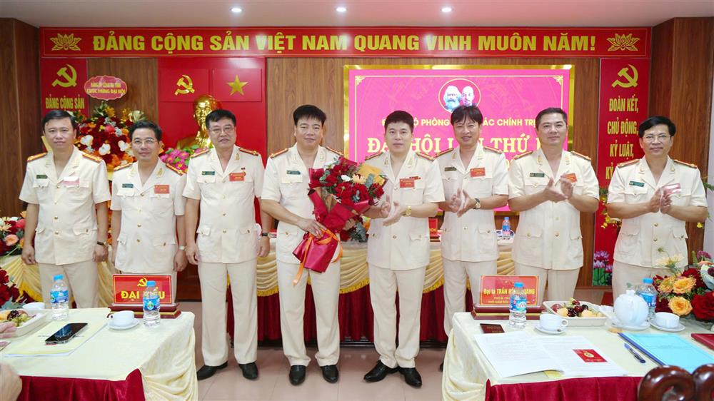 Đại tá Trần Hồng Quang, Phó Bí thư Đảng ủy, Phó Giám đốc Công an tỉnh tặng hoa chúc mừng Ban Chấp hành khóa mới Phòng Công tác chính trị.