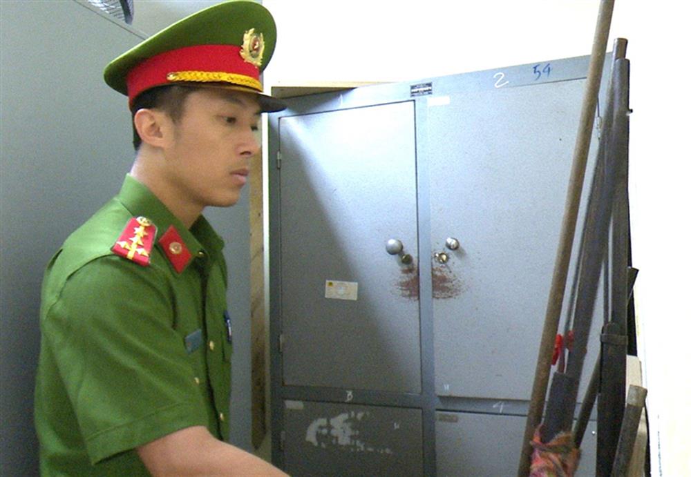 Công an thị trấn Bắc Hà kiểm tra VK, VLN, CCHT sau khi tiếp nhận.