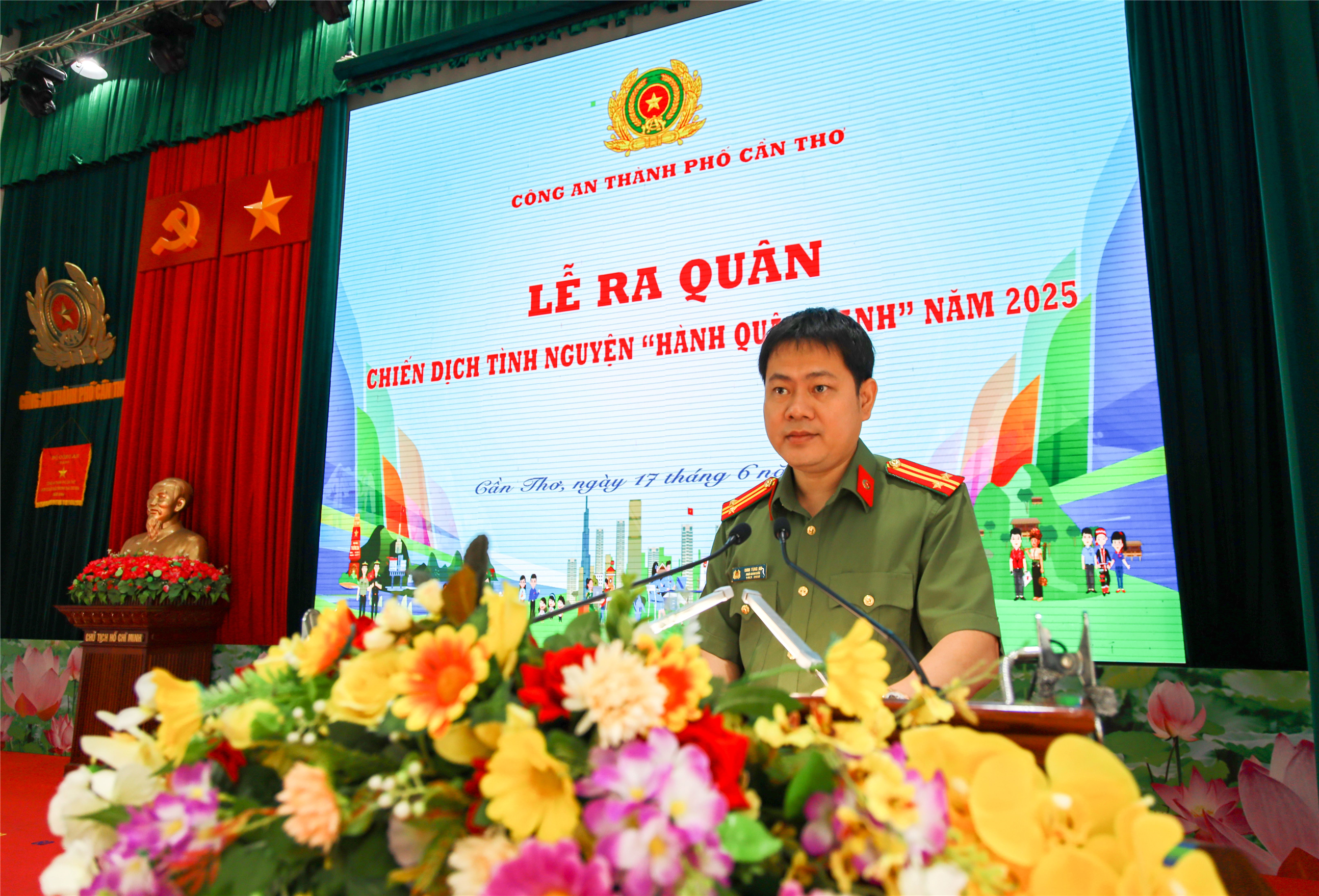 Trung tá Đinh Tùng An, Phó Giám đốc Công an thành phố phát biểu tại buổi Lễ.