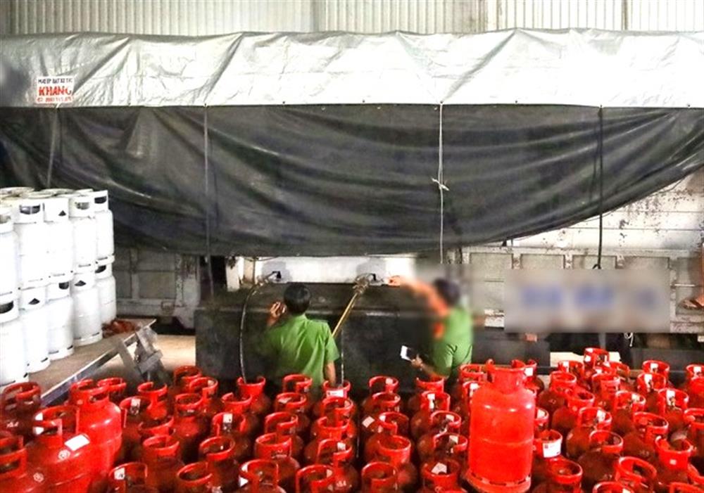 Cơ quan chức năng kiểm tra khám xét tại địa điểm nhà kho không số nơi các đối tượng có hành vi sản xuất, buôn bán hàng giả là gas.