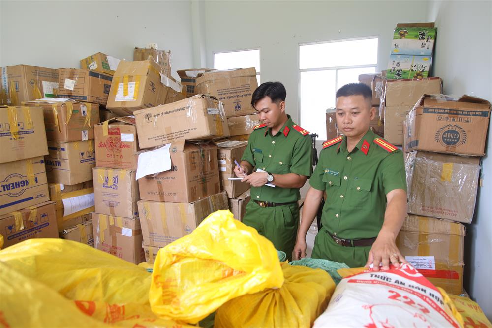 Cơ quan chức năng tạm giữ và kiểm đếm số thực phẩm chức năng, thuốc đông y thành phẩm không có nguồn gốc xuất xứ tại cơ sở kinh doanh do ông Đ.V.X.E làm chủ.