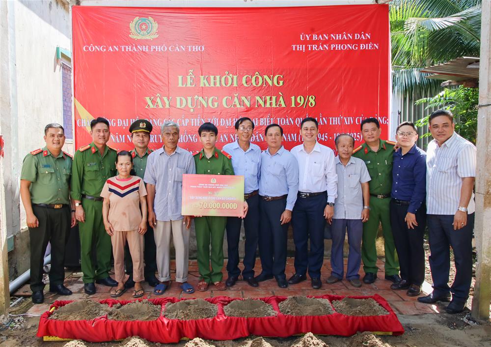 Đại diện Công an thành phố cùng với Ủy ban nhân dân thị trấn Phong Điền trao tặng kinh phí xây dựng nhà tặng gia đình đồng chí Huỳnh Hồng Hà.