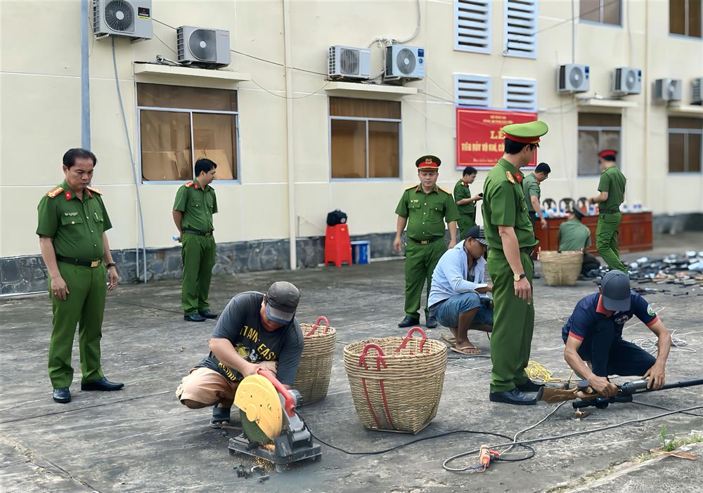 Việc tiêu hủy vũ khí, công cụ hỗ trợ được thực hiện dưới sự giám sát của Hội đồng tiêu hủy; đảm bảo nguyên tắc tuyệt đối an toàn cho người và phương tiện.