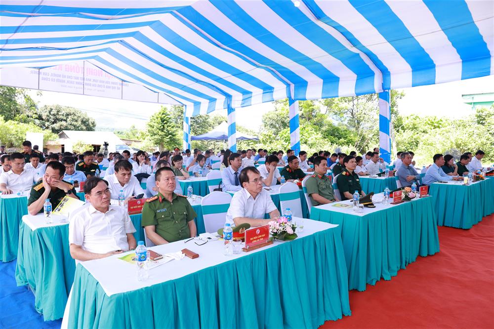 Thiếu tướng Nguyễn Hồng Nguyên, Phó Chánh Văn phòng Bộ Công an cùng các đại biểu dự chương trình.