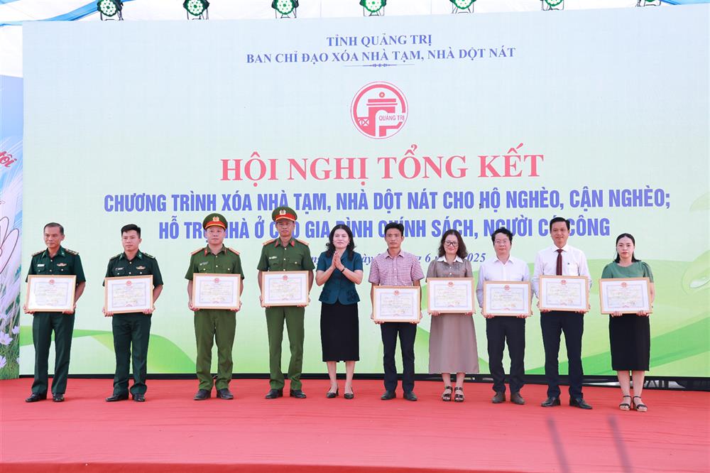 Các tập thể, cá nhân được nhận khen thưởng.