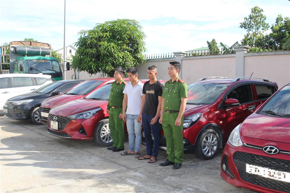 02 đối tượng Trần Đình Hào và Phạm Đình Thế cùng số tang vật tại cơ quan Công an.