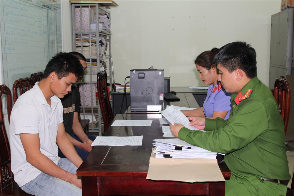02 đối tượng Trần Đình Hào và Phạm Đình Thế tại cơ quan Công an.