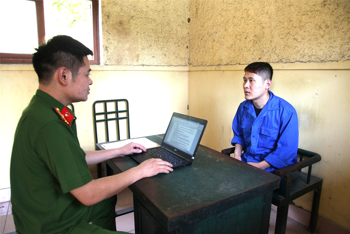 Cơ quan Cảnh sát điều tra lấy lời khai đối tượng Đinh Văn Vương.