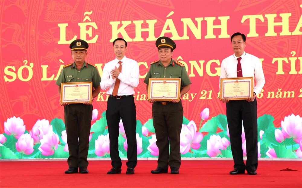 Đồng chí Nguyễn Thanh Nhàn, Phó Bí thư Tỉnh ủy, Chủ tịch Ủy ban nhân dân tỉnh Kiên Giang trao Bằng khen tặng các tập thể, cá nhân có thành tích trong quá trình đầu tư, xây dựng trụ sở làm việc Công an tỉnh.