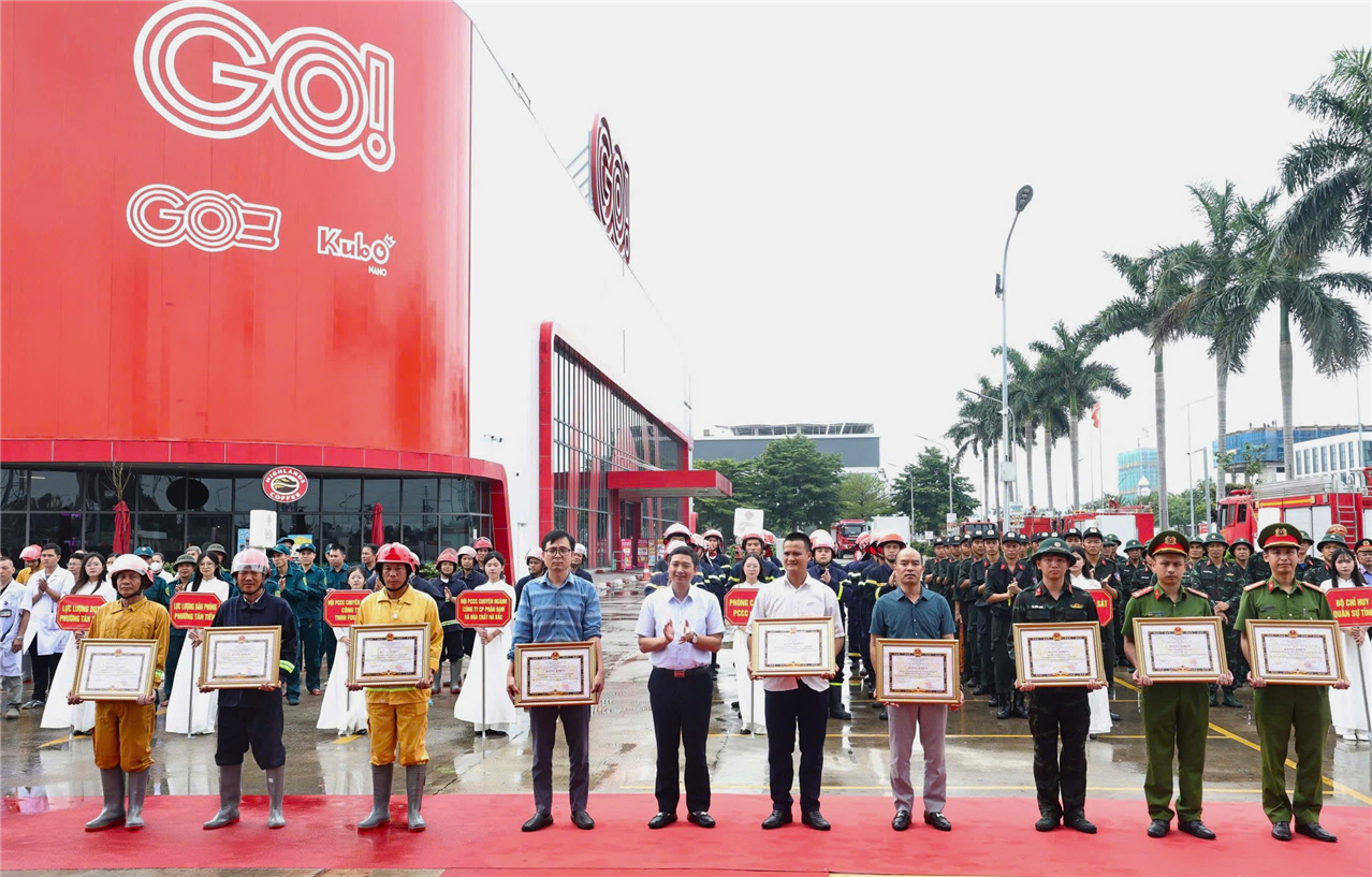 Đồng chí Nguyễn Việt Oanh, Chủ tịch Ủy ban nhân dân tỉnh trao Bằng khen tặng các tập thể, cá nhân có thành tích xuất sắc trong tham mưu, tổ chức diễn tập phương án.