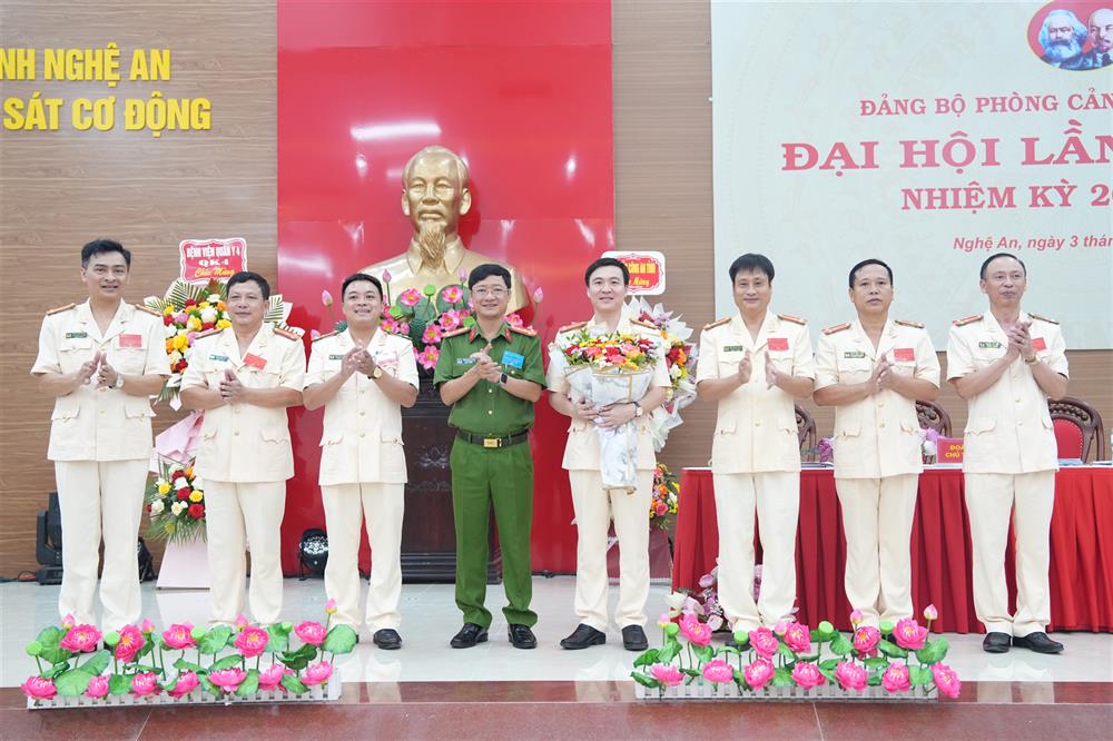 Đại tá Trần Ngọc Tuấn, Phó Giám đốc Công an tỉnh tặng hoa chúc mừng Ban Chấp hành khóa mới Phòng Cảnh sát cơ động.