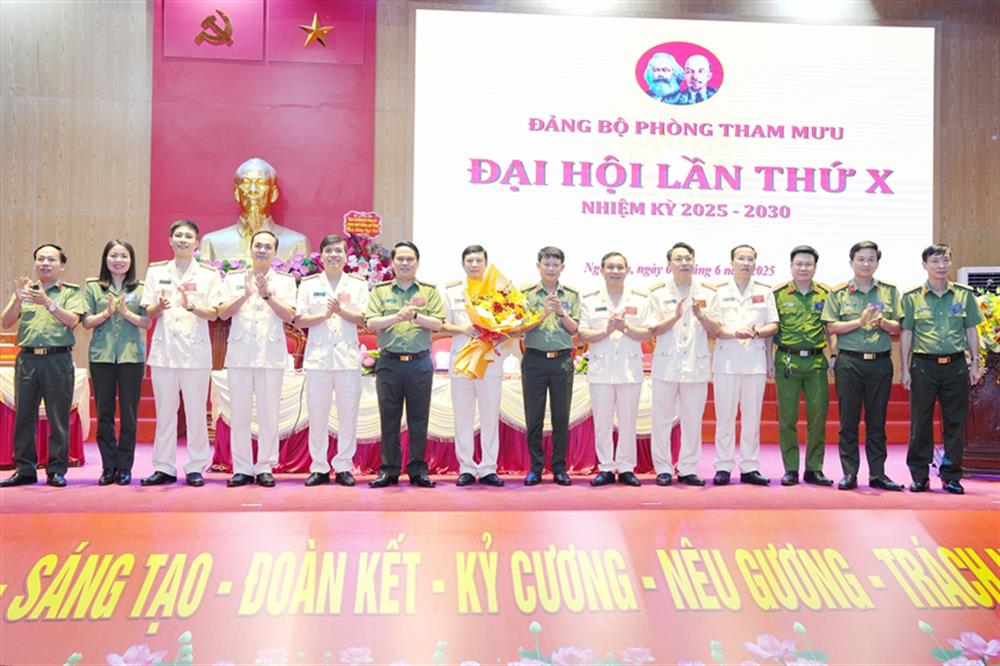 Thiếu tướng Bùi Quang Thanh, nguyên Giám đốc Công an tỉnh (nay là Chánh Thanh tra - Bộ Công an) tặng hoa chúc mừng Ban Chấp hành khóa mới Phòng Tham mưu.