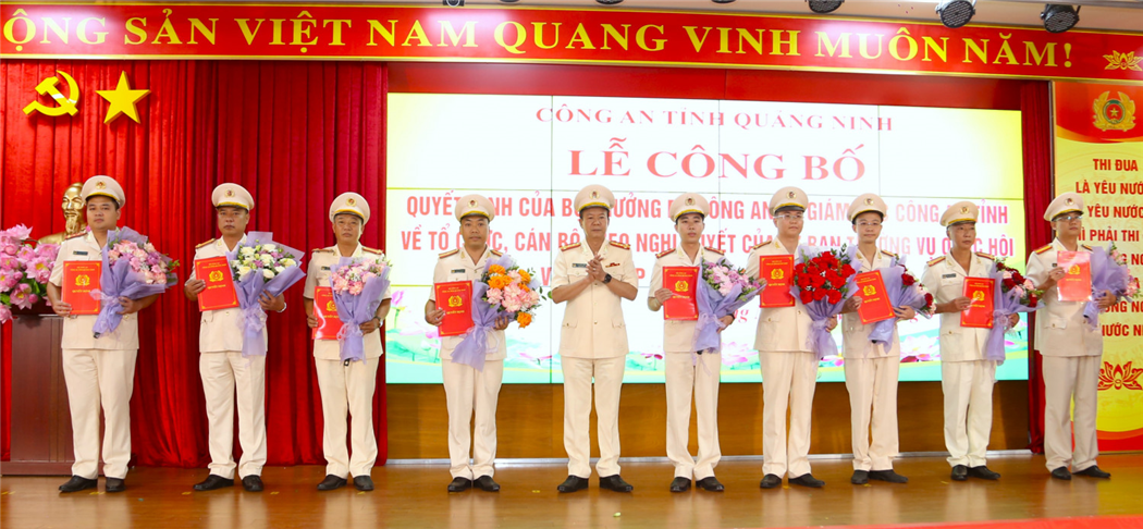 Lãnh đạo Công an tỉnh trao quyết định điều động, bổ nhiệm đối với chỉ huy Công an các phường, xã và đặc khu.