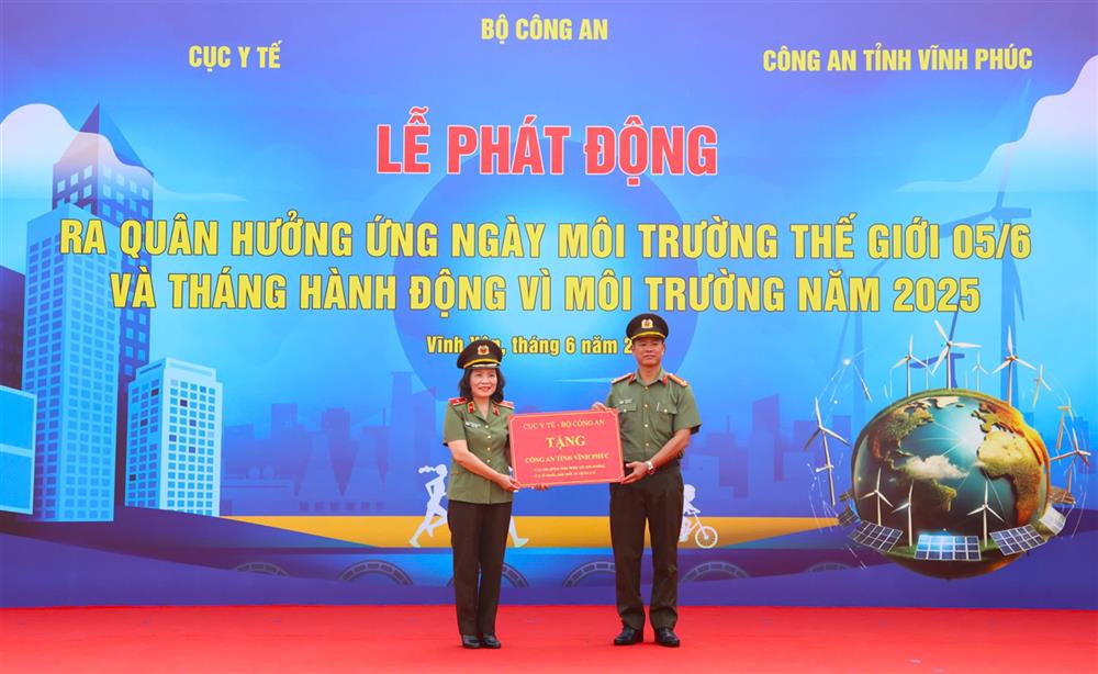 Thiếu tướng Phạm Thị Lan Anh, Cục trưởng Cục Y tế  trao quà sản phẩm thân thiện môi trường tặng Công an tỉnh Vĩnh Phúc
