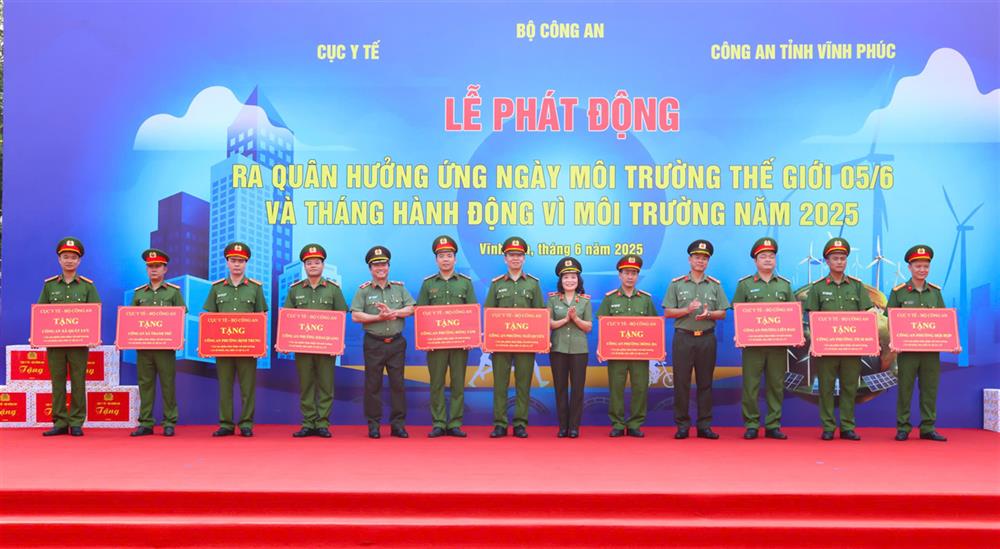 Thiếu tướng Phạm Thị Lan Anh, Cục trưởng Cục Y tế  và Đại tá Thân Văn Hải, Giám đốc Công an tỉnh tặng quà sản phẩm thân thiện môi trường và Công an 10 xã, phường trên địa bàn tỉnh Vĩnh Phúc.