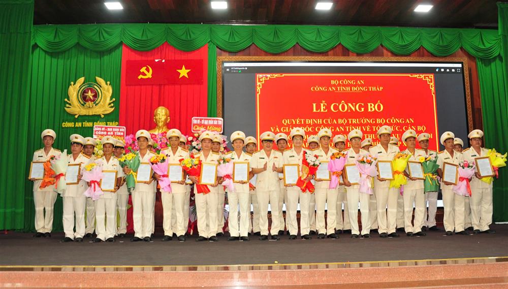 Đại tá Lâm Phước Nguyên - Giám đốc Công an tỉnh Đồng Tháp (mới) trao Quyết định cho lãnh đạo các đơn vị trực thuộc Công an tỉnh.