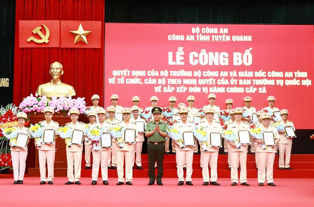 Thiếu tướng Nguyễn Đức Thuận, Giám đốc Công an tỉnh Tuyên Quang trao Quyết định và tặng hoa chúc mừng các đồng chí Trưởng các đơn vị cấp phòng.