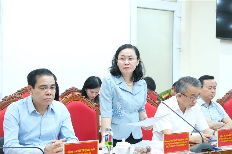 Các đại biểu phát biểu đóng góp ý kiến.