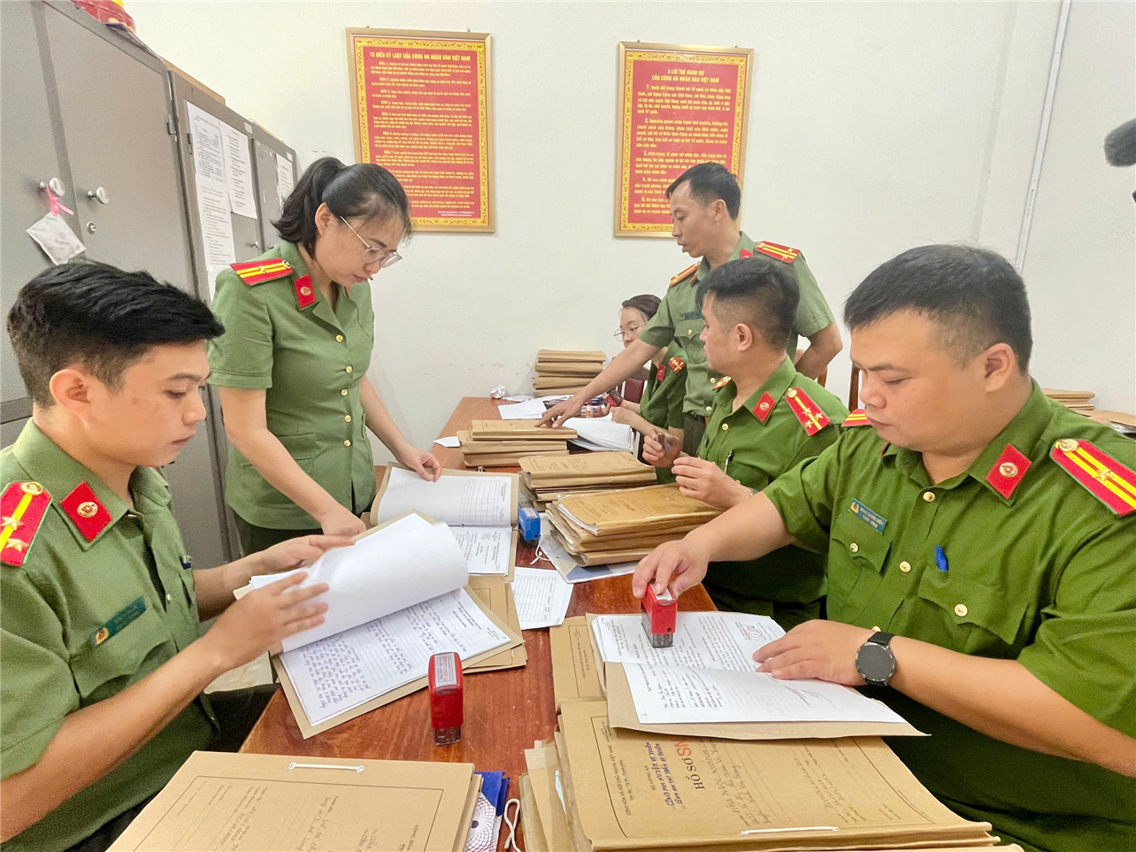 Cán bộ, chiến sĩ Phòng Hồ sơ nghiệp vụ sắp xếp hồ sơ tài liệu.