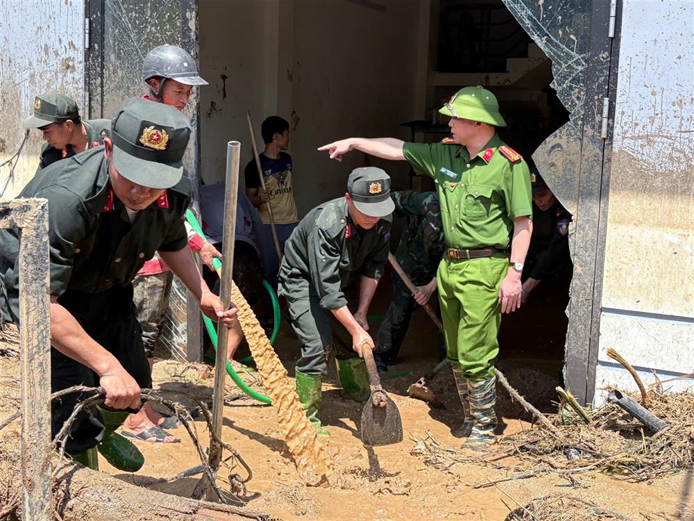 Đại tá Hoàng Vinh Hiển, Phó Giám đốc Công an tỉnh cùng hàng trăm CBCS Phòng Cảnh sát cơ động, Phòng Cảnh sát phòng cháy, chữa cháy và cứu nạn, cứu hộ, lực lượng Công an cơ sở đã triển khai lực lượng hỗ trợ Nhân dân nạo vét bùn đất.