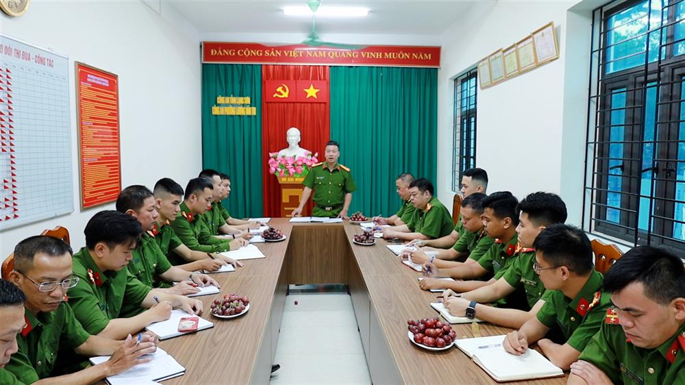 Công an phường Lương Văn Tri, tỉnh Lạng Sơn tổ chức buổi giao ban đầu tiên sau sáp nhập.