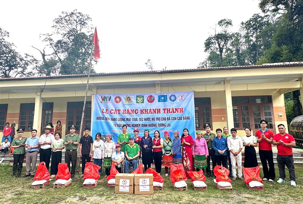 Các nhà hảo tâm trao tặng quà các hộ gia đình có hoàn cảnh khó khăn.