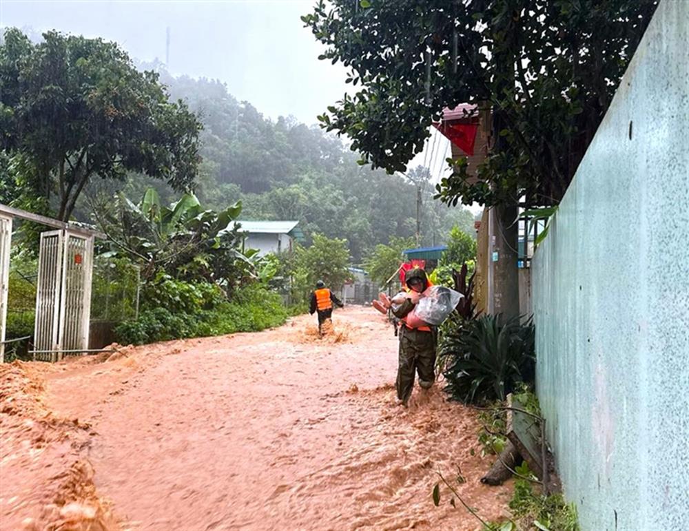 Lực lượng Công an đưa người dân ra khỏi vùng nguy hiểm.