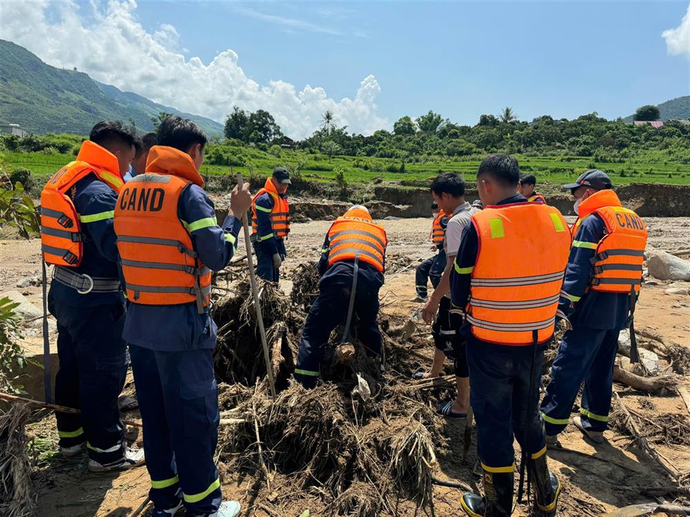 Các CBCS triển khai lực lượng tìm kiếm thi thể nạn nhân bị mất tích.
