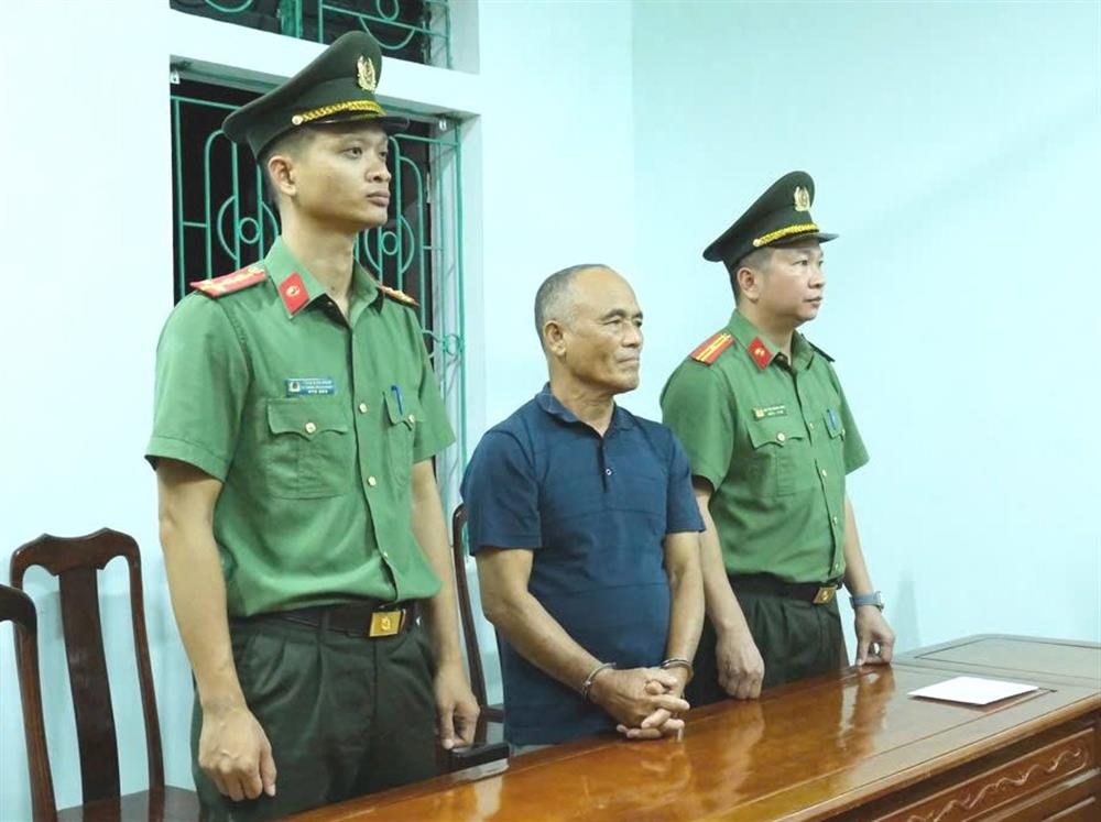 Cơ quan An ninh điều tra Công an tỉnh Hà Tĩnh tống đạt quyết định và lệnh đối với Phạm Viết Công.