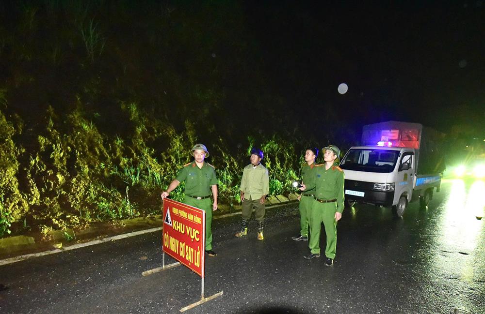 Lực lượng Công an các xã tuần tra nắm tình hình trong đêm, đặt biển cảnh báo ở những tuyến đường có nguy cơ sạt lở.