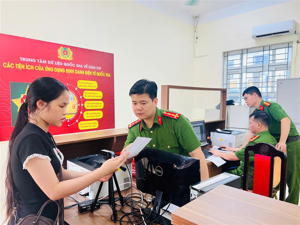 Công an Phường Xuân Hòa giải quyết các thủ tục hành chính cho người dân trên địa bàn.