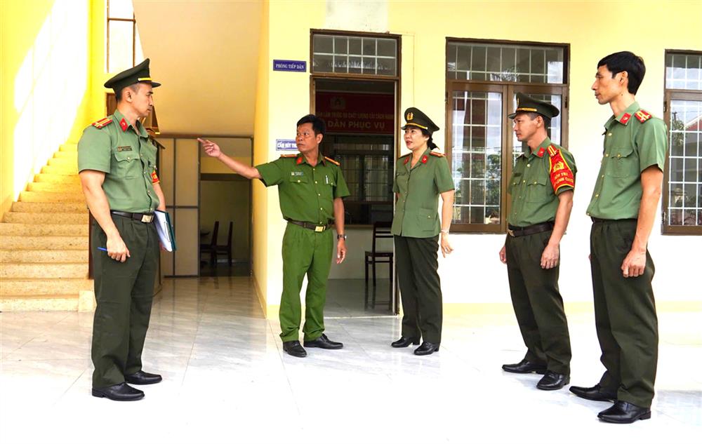 Đại tá Trần Thị Thu Phước, Phó Giám đốc Công an tỉnh cùng Đoàn công tác kiểm tra công tác tại Trụ sở làm việc của Công an xã, phường.