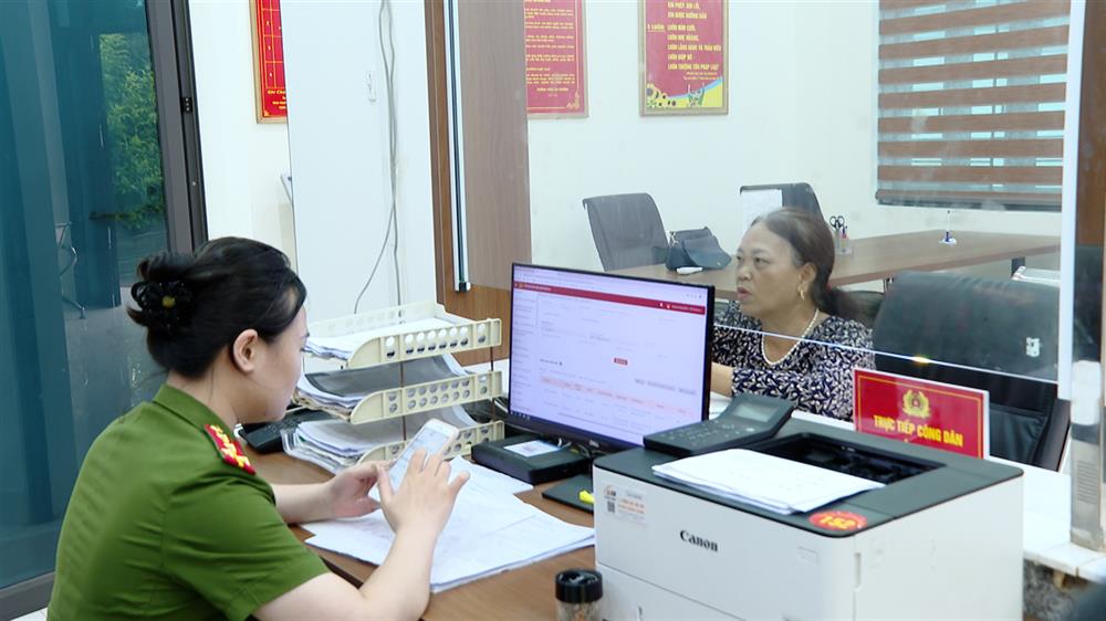 Người dân đến làm thủ tục hành chính được cán bộ, chiến sĩ Công an phường Lương Văn Tri hướng dẫn, giải quyết nhanh chóng.