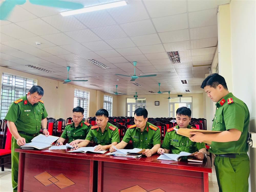 Tổ Cảnh sát khu vực nghiên cứu hồ sơ về công tác quản lý đối tượng trên địa bàn phường Xuân Hòa.