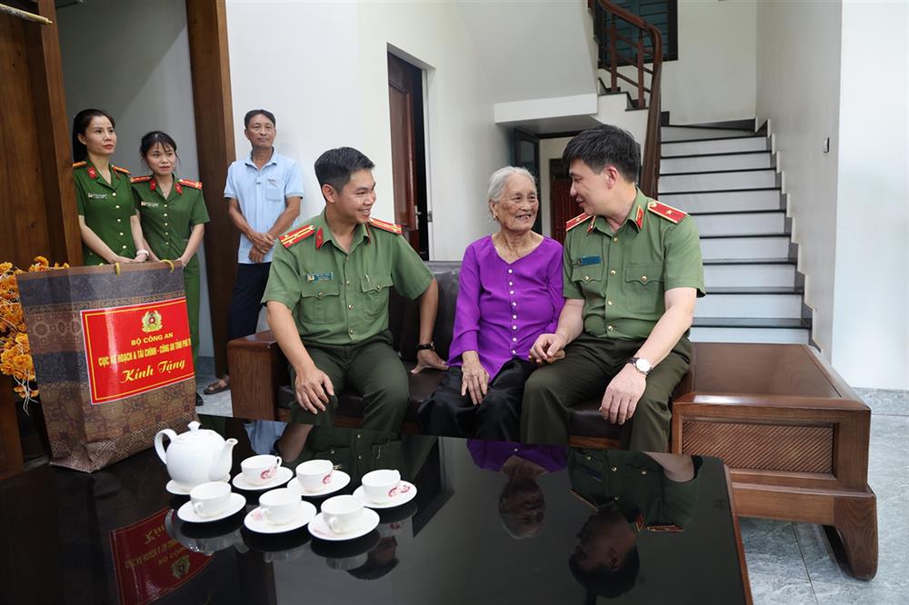 Thiếu tướng Phạm Trường Giang và Thượng tá Bùi Việt Hùng thăm hỏi sức khỏe và trao quà tặng Mẹ Việt Nam Anh hùng Hoàng Thị Hành.