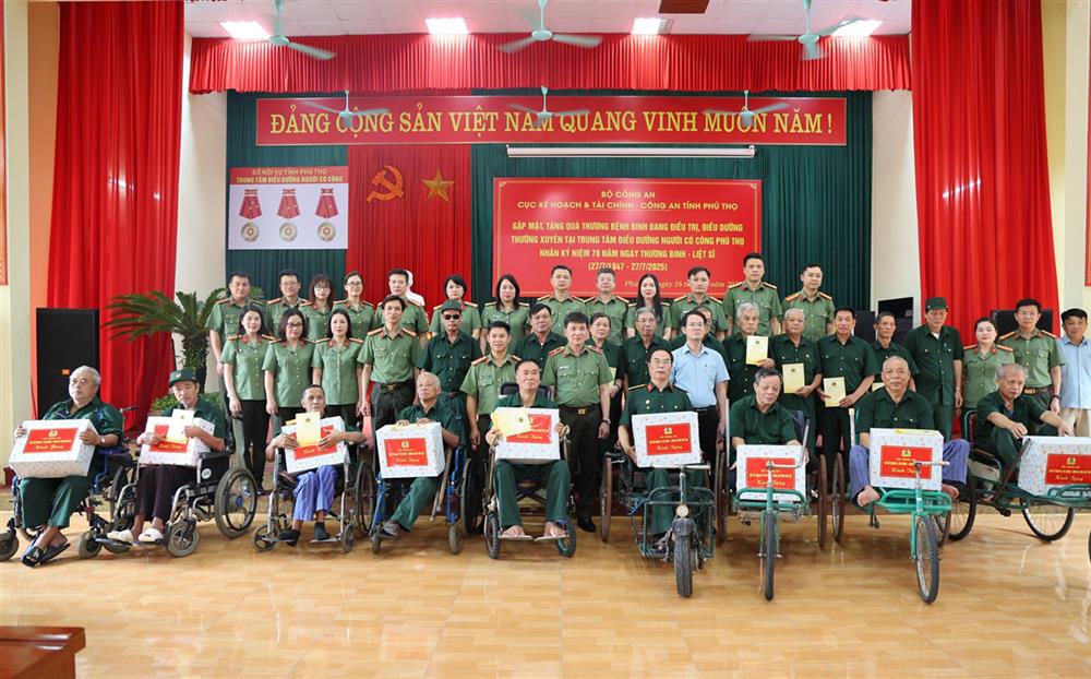 Lãnh đạo Cục Kế hoạch và Tài chính, Công an tỉnh Phú Thọ tặng quà Trung tâm điều dưỡng Người có công tỉnh Phú Thọ và các thương, bệnh binh đang điều trị tại đây.