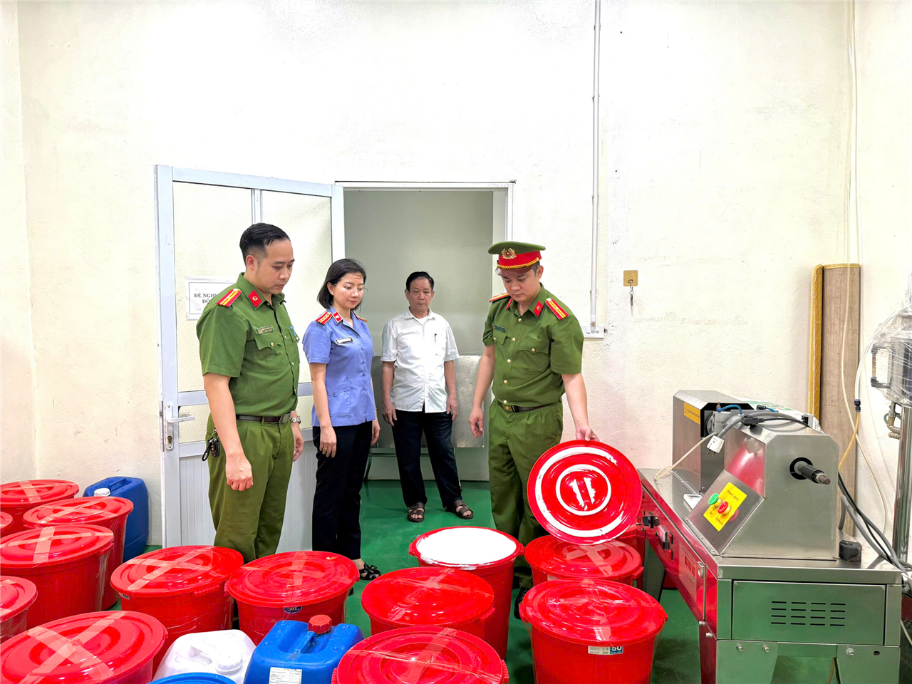 Cơ quan Công an khám xét và thu giữ một số tang vật tại xưởng sản xuất của đối tượng.