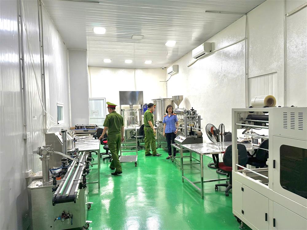 Cơ quan Công an khám xét và thu giữ một số tang vật tại xưởng sản xuất của đối tượng. 