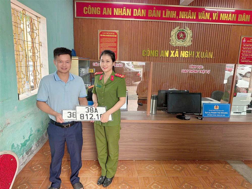 Công an xã tiến hành các thủ tục đăng ký phương tiện cho người dân theo quy định.
