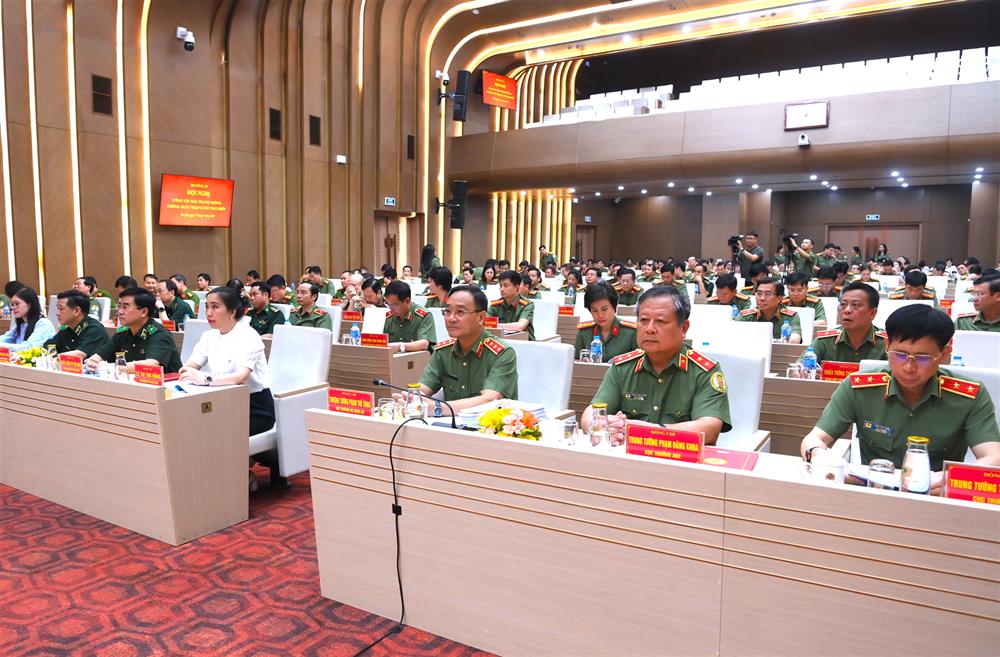 Thứ trưởng Phạm Thế Tùng cùng các đại biểu dự Hội nghị.