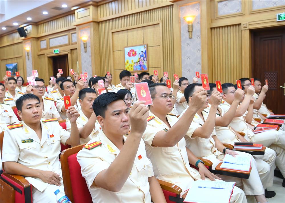 Các đảng viên biểu quyết tại Đại hội.