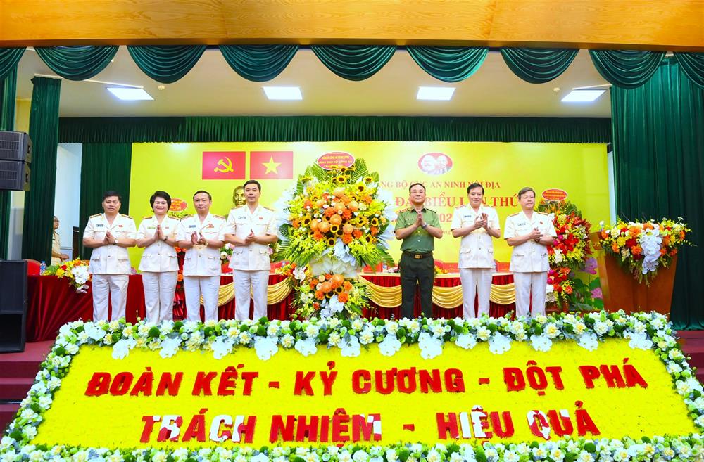 Thứ trưởng Phạm Thế Tùng trao lẵng hoa của Đảng ủy Công an Trung ương, lãnh đạo Bộ Công an chúc mừng Đại hội.